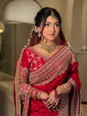 When elegance finds beauty 

Makeover : @makeoversbyanmonn 
In frame: @mari_a_nxum1 
Outfit : @oshin_arif